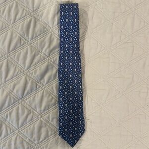 Vineyard Vines youth tie.